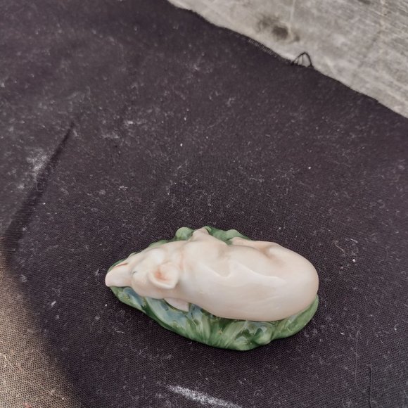 Royal Doulton Napping Piglet Figurine, HN 2651 - Picture 4 of 5